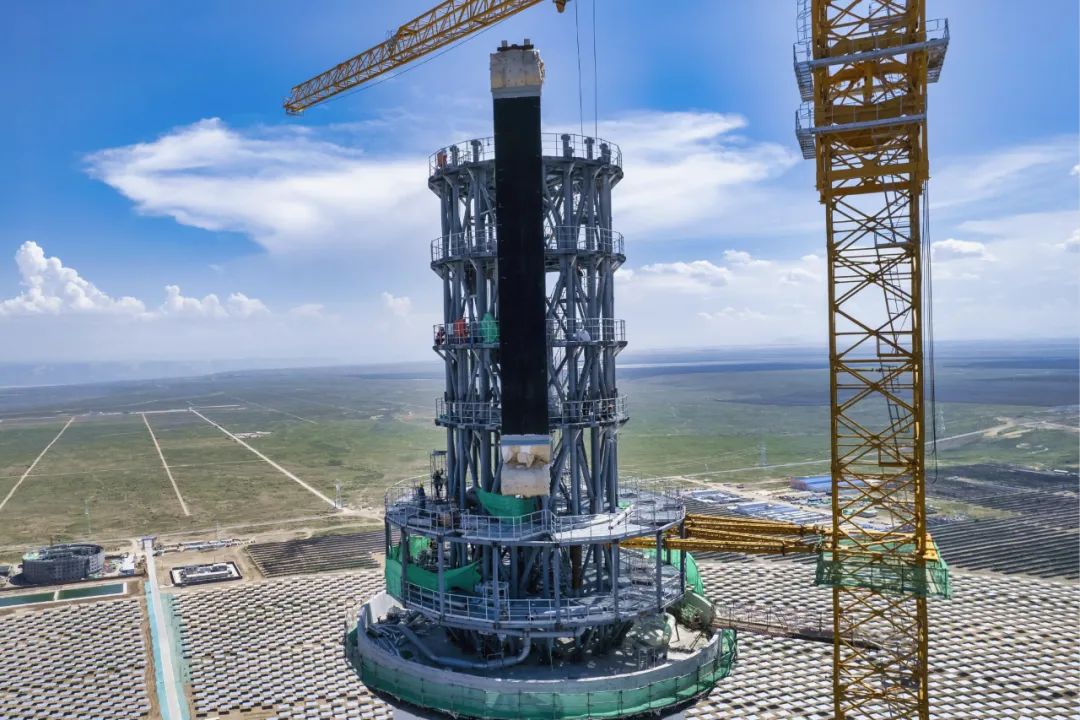 国家能源集团青海共和公司光热项目首片吸热器管屏吊装完成