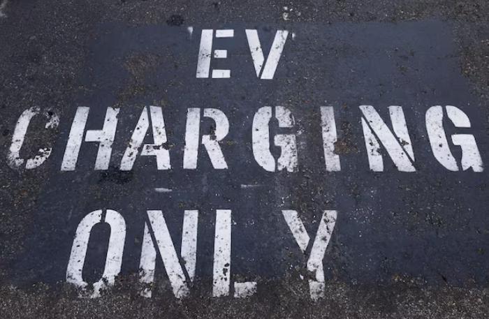 美国电动汽车充电站建设进度缓慢 联邦资金使用受质疑