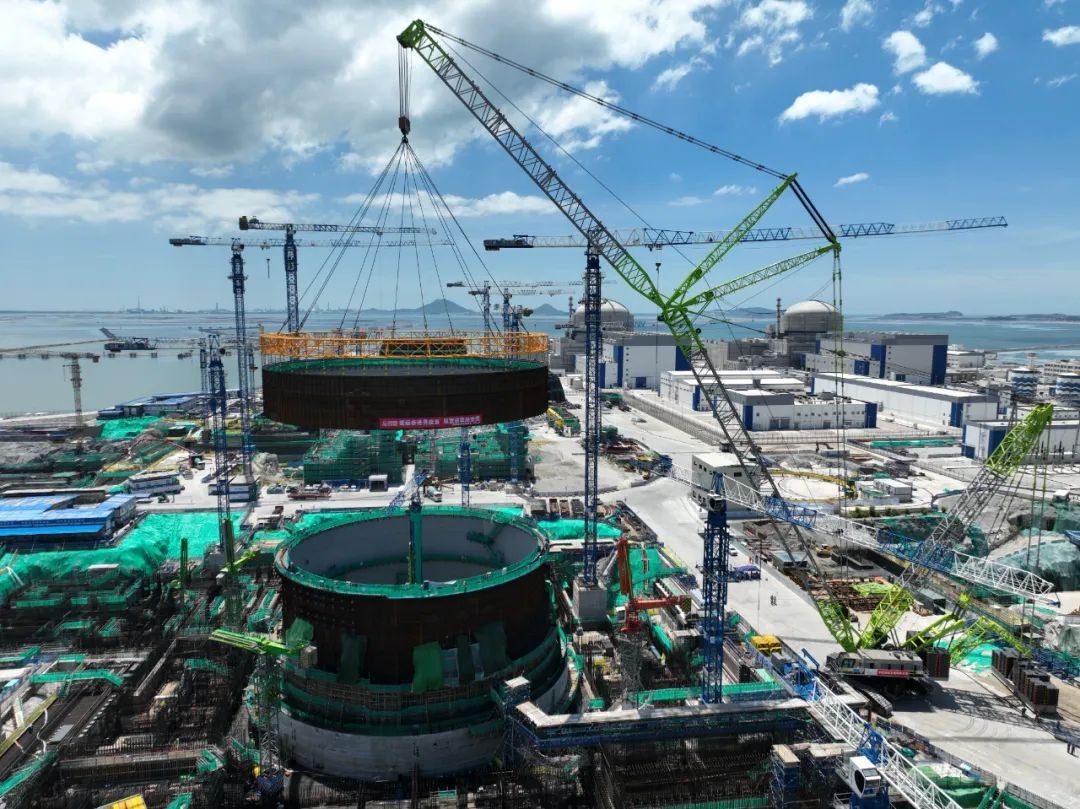 漳州核电4号机组反应堆厂房安全壳钢衬里模块四吊装成功