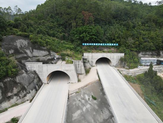 【中国新闻网】一日三节点！肇明高速书写攻坚加速度