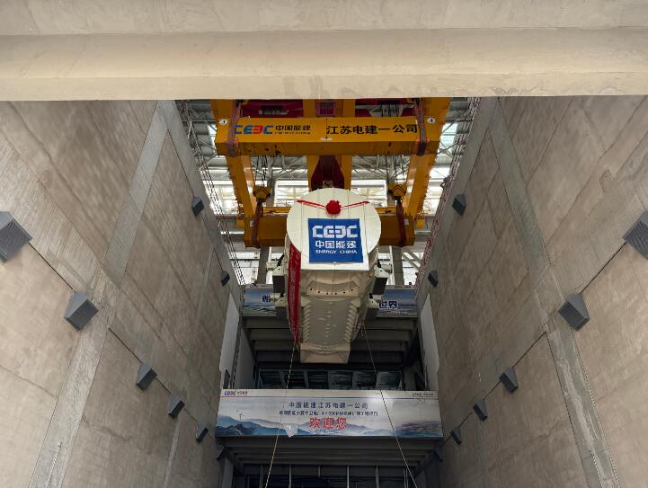 中国能建江苏电建一公司承建的国能宁夏中卫电厂4×660兆瓦扩建工程5号机组发电机定子吊装完成