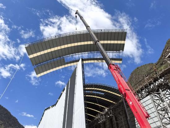 【中国新闻网】叶巴滩水电站2号砂石加工系统完成使命圆满拆除