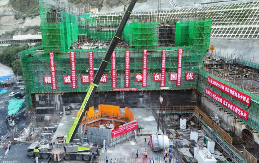 扎拉水电站500兆瓦冲击式机组配水环管首吊成功