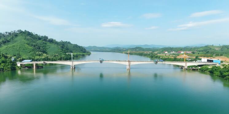 水电十五局老挝芭莱水电站湄公河大桥成功合龙
