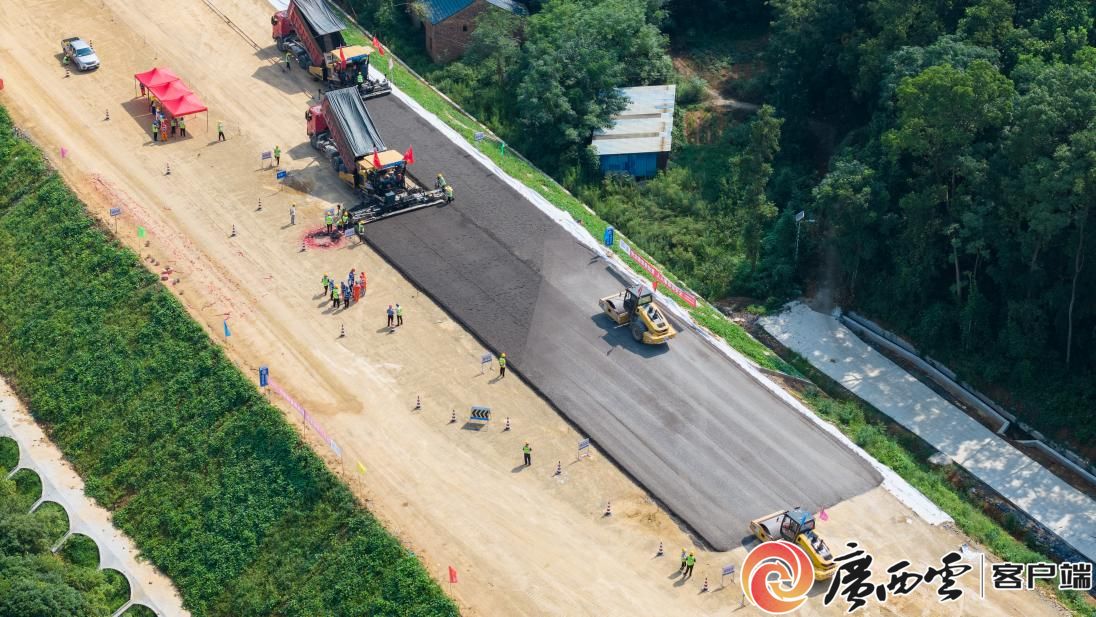 【广西云】全灌高速公路项目水稳摊铺作业再加速