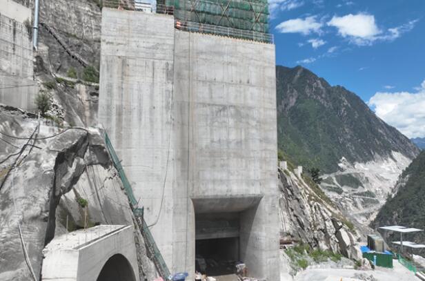 世界在建最大变截面旋流竖井混凝土衬砌施工完成