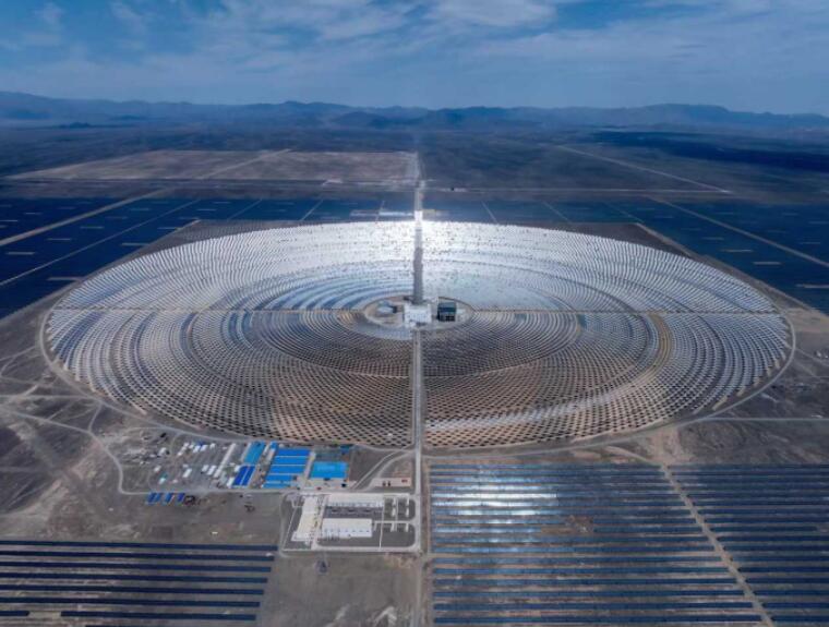 中国能建投资建设的新疆吐鲁番1吉瓦“光热+光伏一体化”项目100兆瓦光热机组顺利完成涉网试验