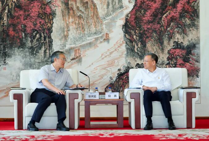 倪真与内蒙古赤峰市委副书记、市长栾天猛会谈，进一步深化新能源等领域合作