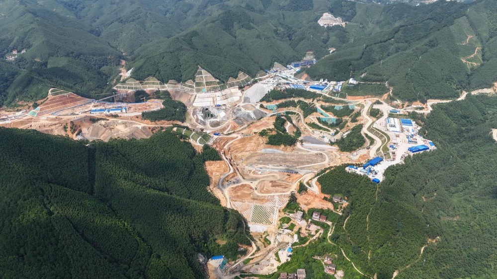 广西南宁抽蓄电站全部机组转子吊装成功
