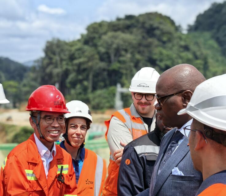 恩圭马总统视察中国电建加蓬金克莱下游水电站项目