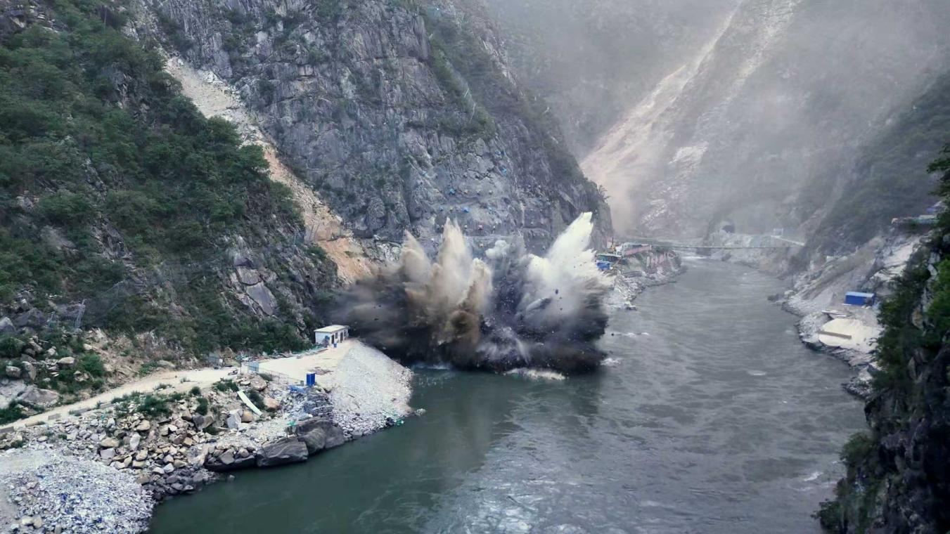 孟底沟水电站二号导流洞出口围堰成功爆破