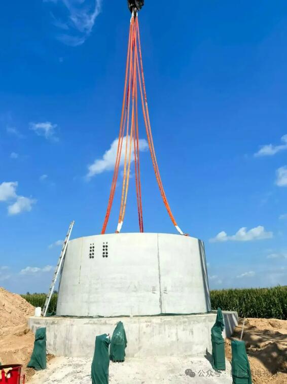 民权公司10万千瓦风电项目首并机位混塔“首环”吊装成功