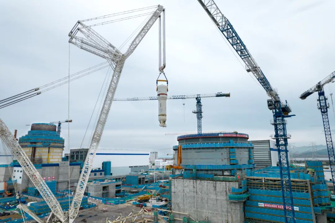 海阳核电4号机组首台蒸汽发生器吊装就位