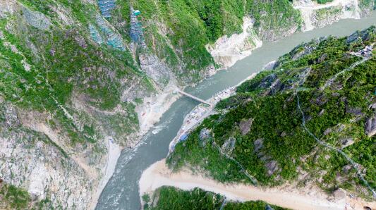 中国能建葛洲坝集团承建的孟底沟水电站导流洞出口围堰成功爆破