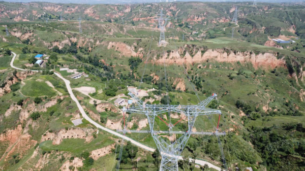 陕西大唐西王寨煤电一体化项目750千伏送出工程顺利完成跨越施工任务