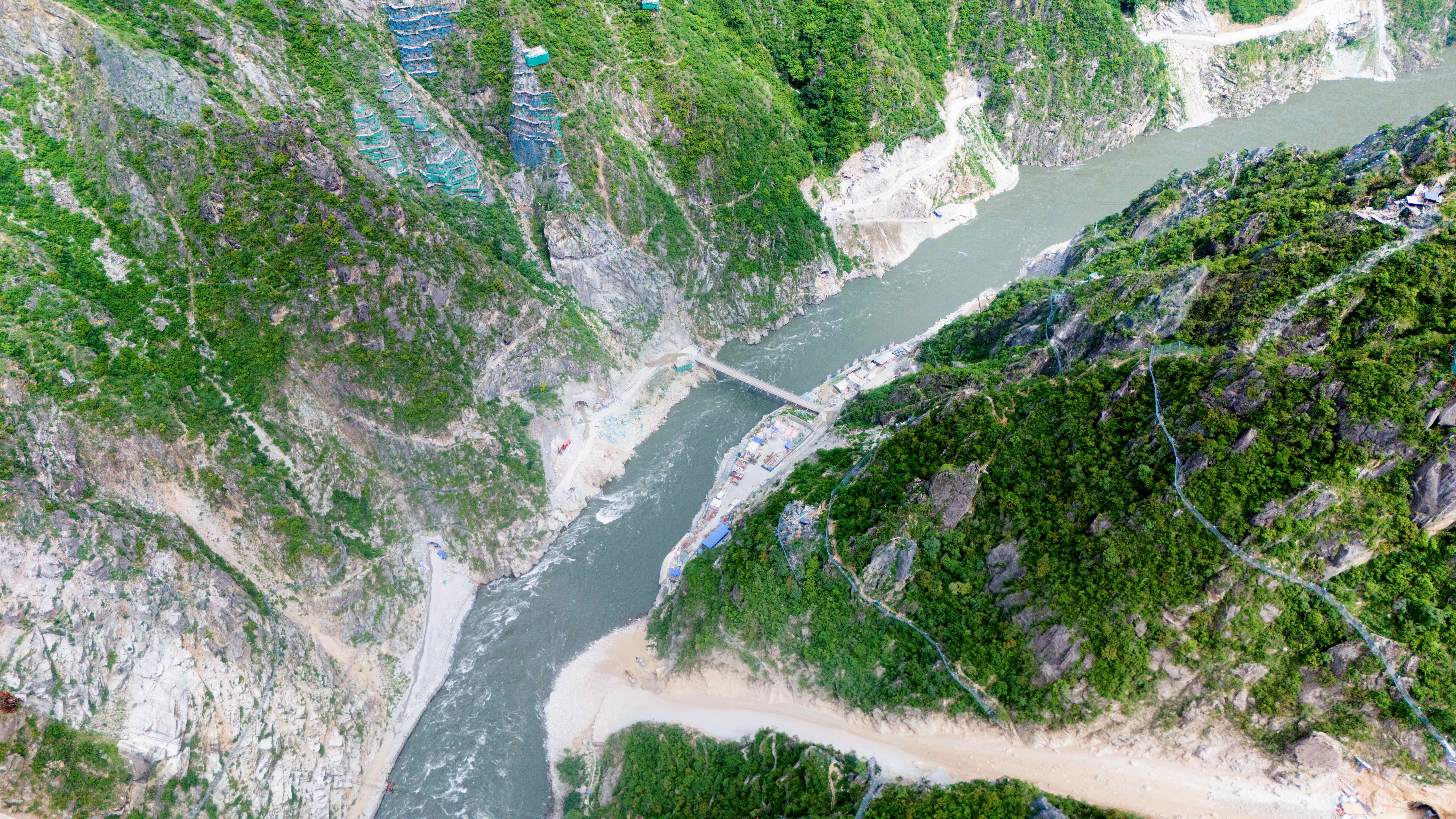 孟底沟水电站导流洞出口围堰成功爆破