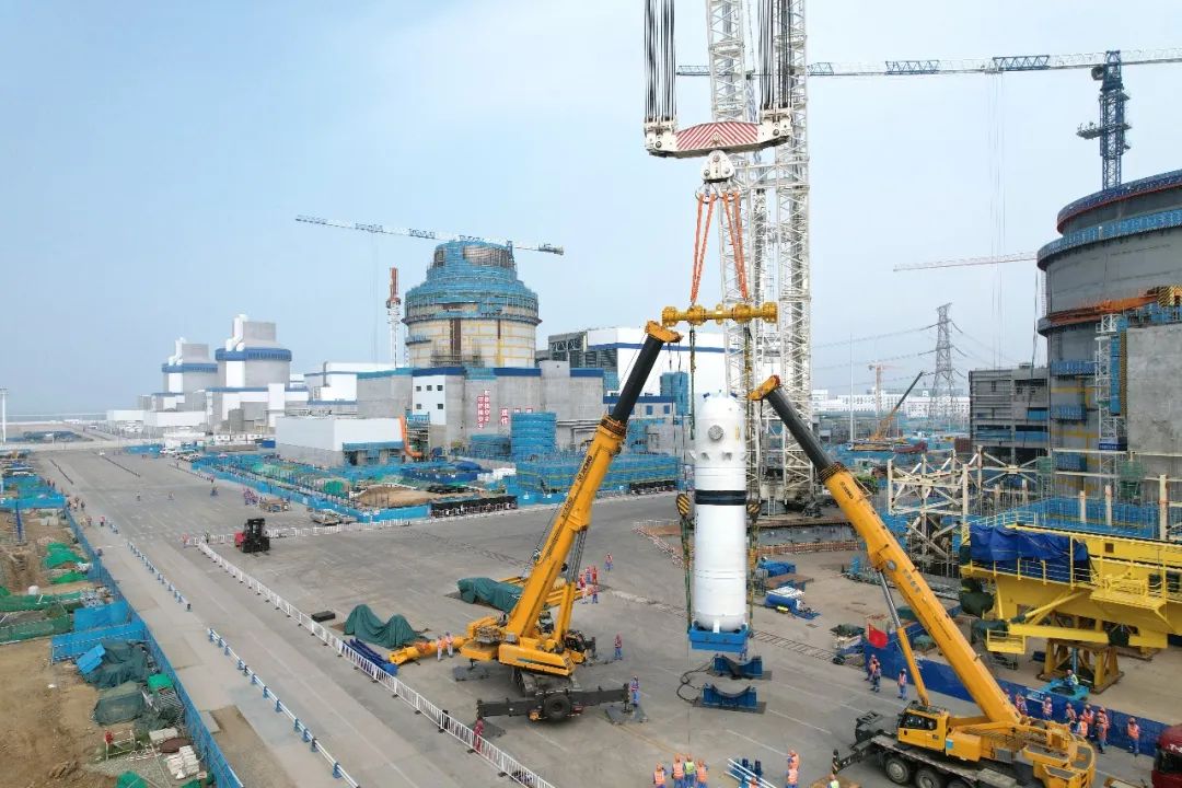 海阳核电4号机组稳压器顺利吊装就位