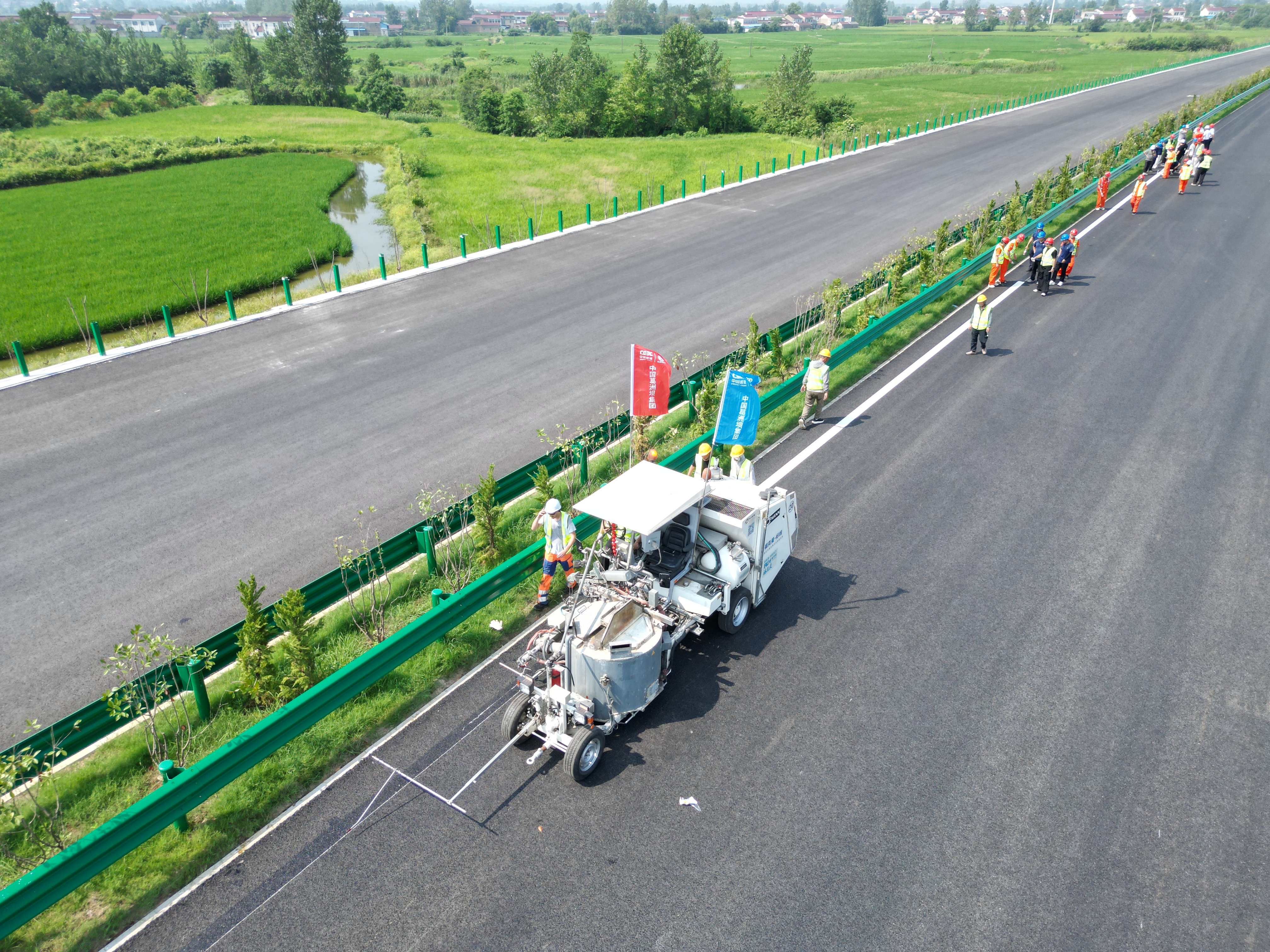 和襄高速全线首段交安标线作业启动