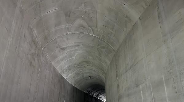 牙根一级水电站导流洞洞身衬砌浇筑完成