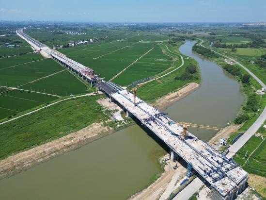 【中国新闻网】和襄高速丰乐河大桥实现合龙