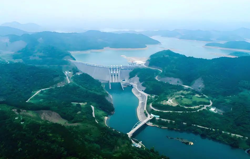 广西百色水利枢纽主坝：世界上首个200万立方米级碾压混凝土坝