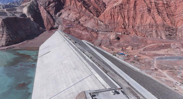 库尔干水利枢纽工程坝顶防浪墙混凝土全线浇筑完成