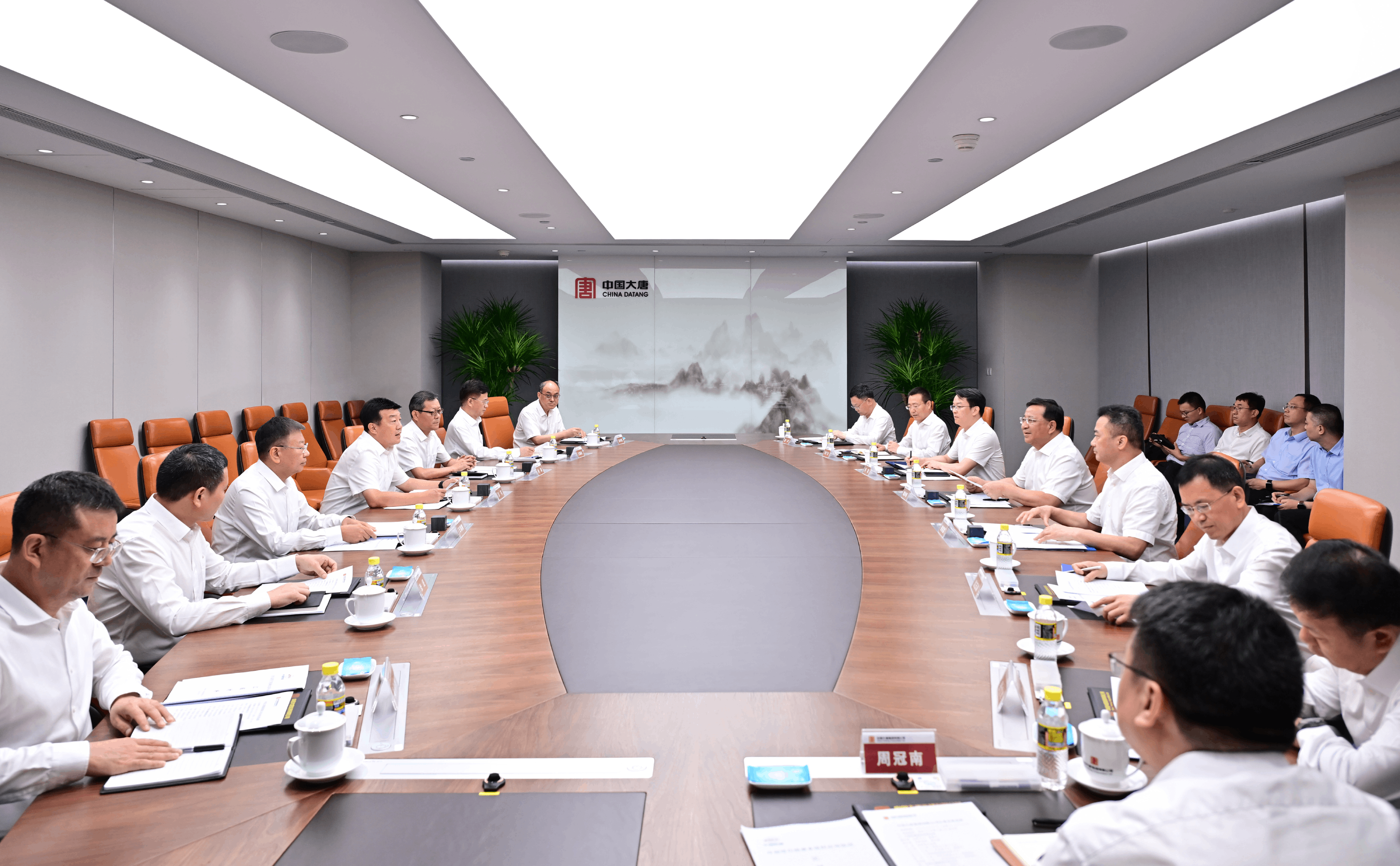 中国大唐董事长吕军与中国铁建董事长戴和根会谈