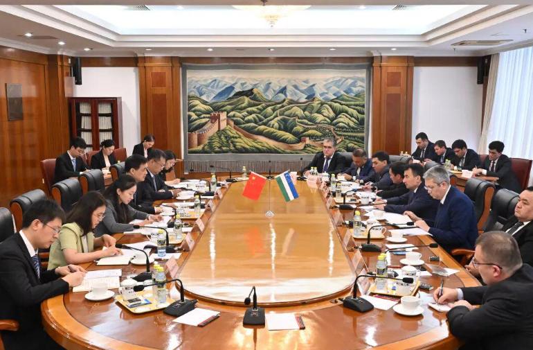 国家发展改革委副主任周海兵会见乌兹别克斯坦副总理霍贾耶夫