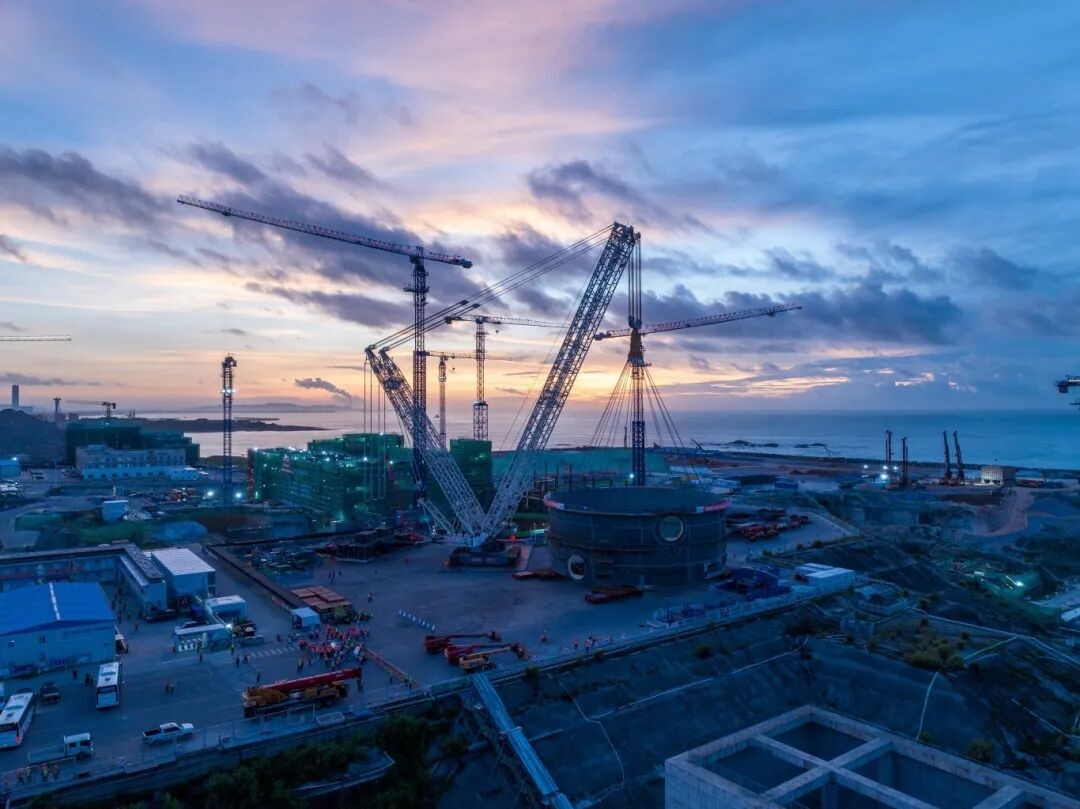 陆丰核电1号机组CV筒体一环顺利吊装就位