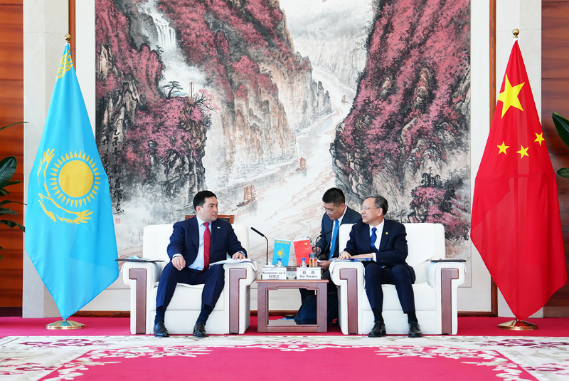 倪真与哈萨克斯坦能源部部长叶尔兰·阿肯热诺夫会谈