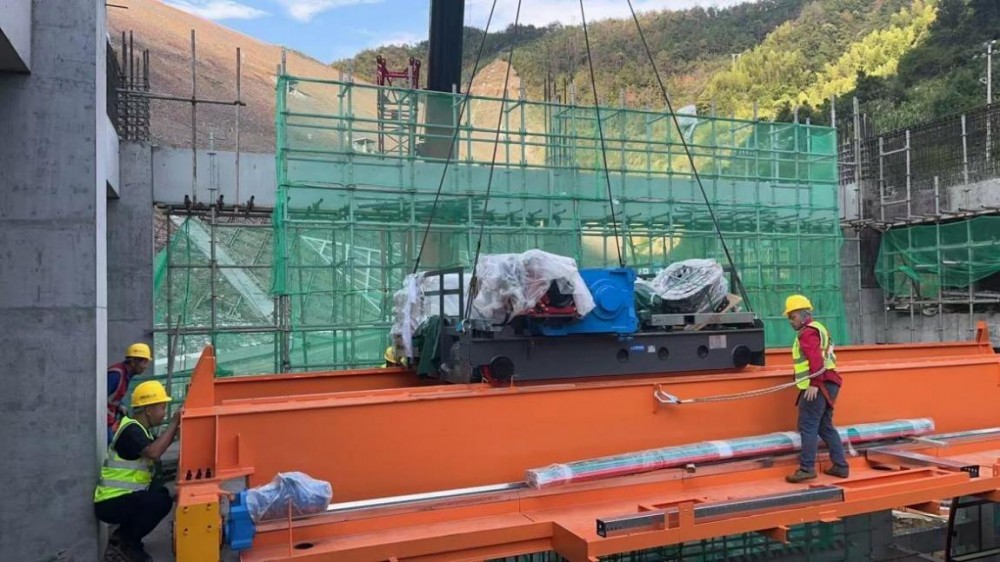 寺桥水库工程发电厂房桥机吊装工作顺利完成