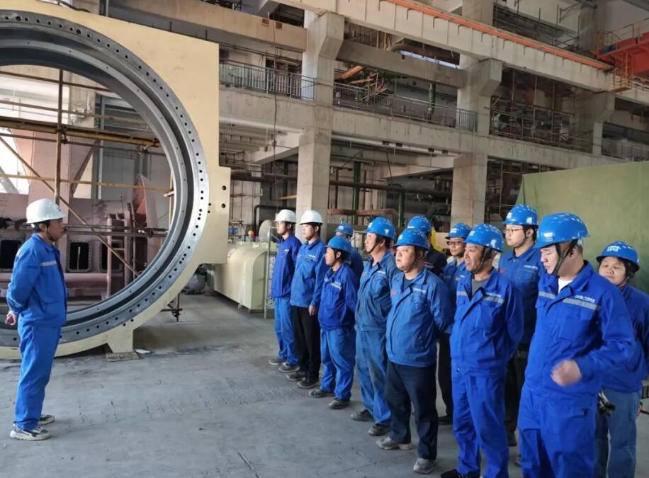 兰州新区2X350兆瓦热电联产工程2号机组发电机端罩安装工作顺利完成