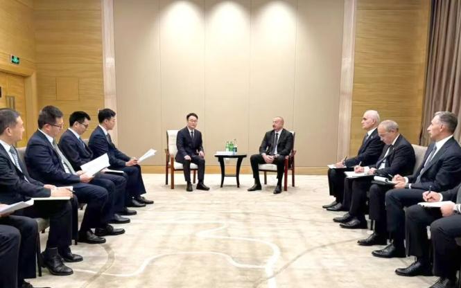 何彦锋拜会阿塞拜疆总统阿利耶夫