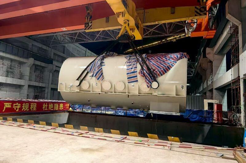 西南院勘察设计的重庆华电潼南一期2×500兆瓦级气电工程项目1号机组燃机发电机定子顺利吊装就位