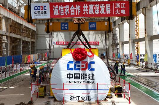 中国能建浙江火电承建的广西钦州电厂三期4×660兆瓦煤电项目3号机组发电机定子吊装就位