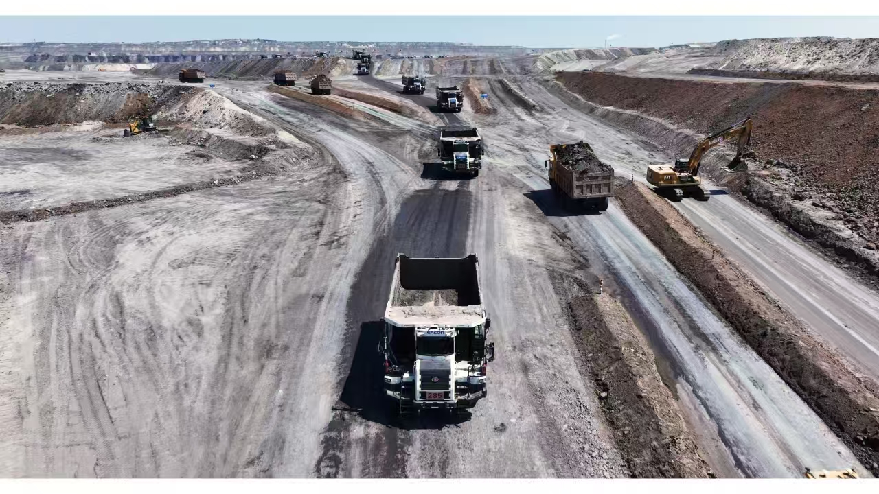 扎哈淖尔煤业公司无人驾驶剥离产量突破700万立方米