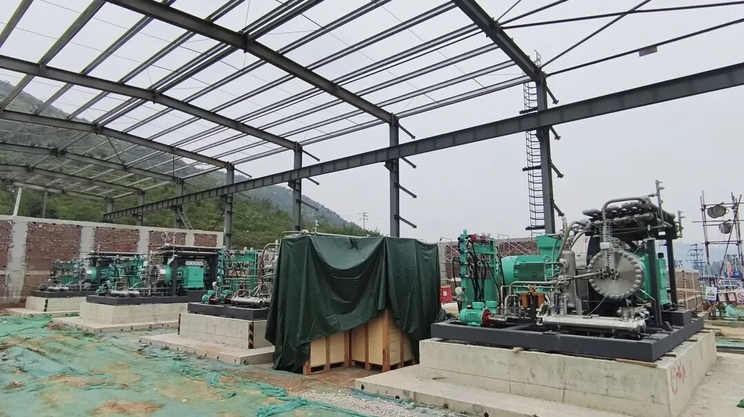 15吨隔膜压缩机就位！中能建石家庄光伏制氢项目首吊成功