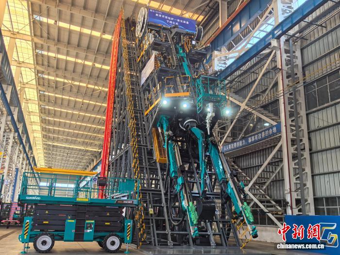 【中国新闻网客户端】中国首台斜井开挖钻护一体化装备在长沙下线