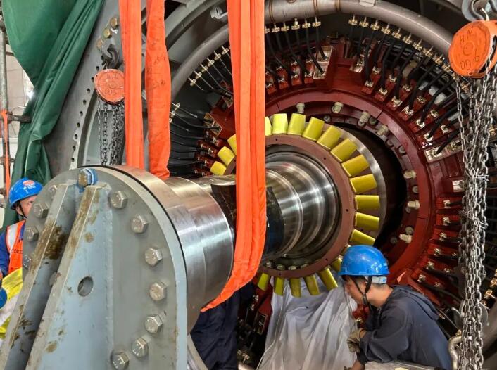 湖北能源江陵电厂二期扩建（2×660兆瓦）工程项目1号机组汽轮发电机转子穿装工作圆满完成