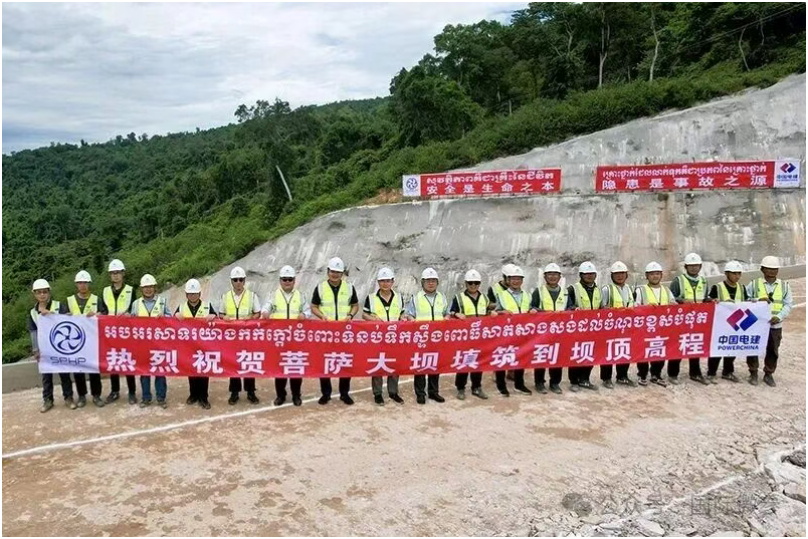 中国电建柬埔寨菩萨水电站大坝填筑达到坝顶高程