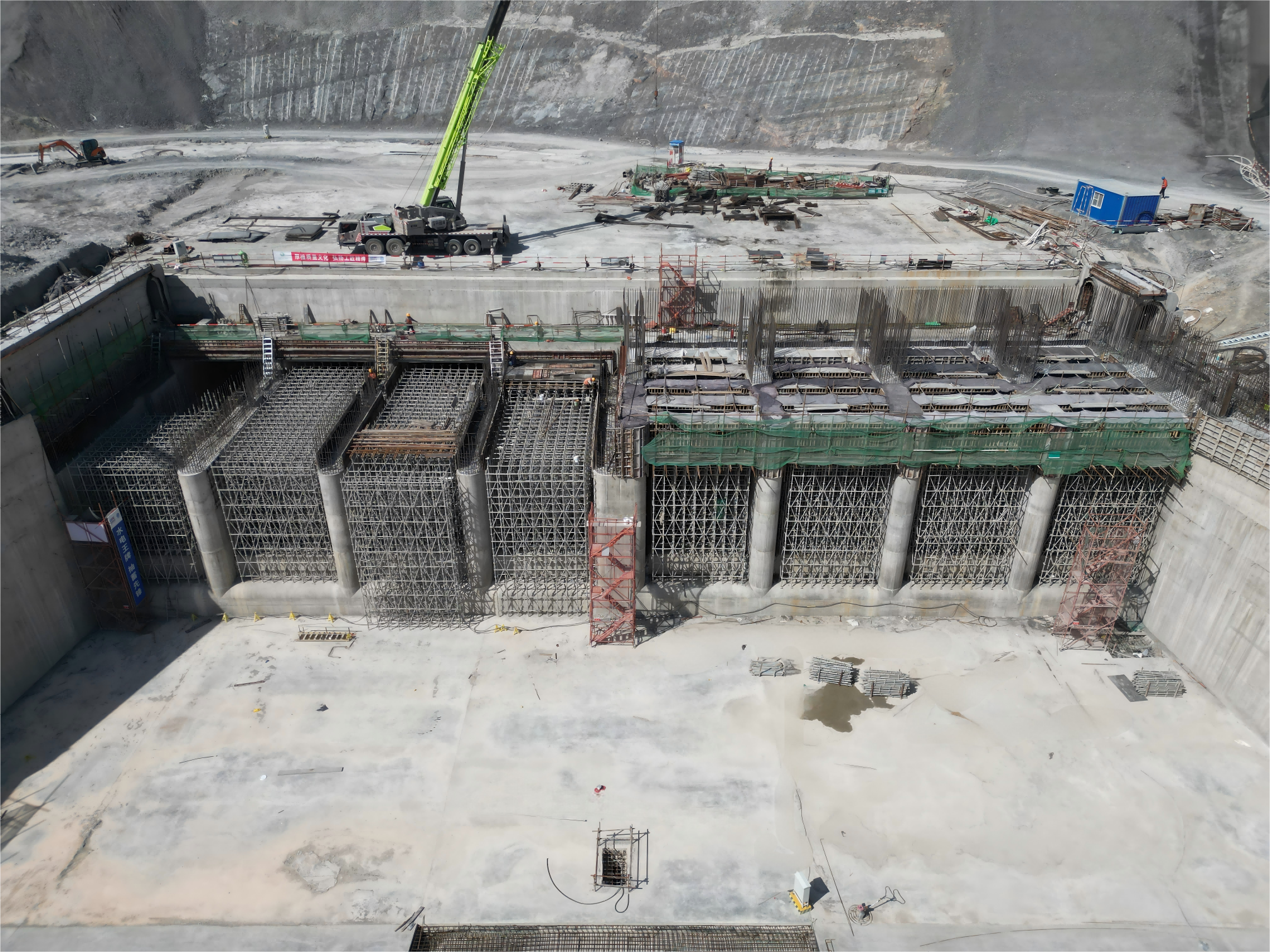 乌海抽水蓄能电站上水库进出水口2号防涡梁封顶