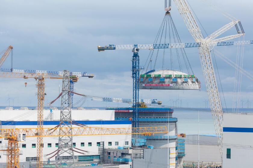 山东核电海阳核电4号机组顶封头模块吊装就位