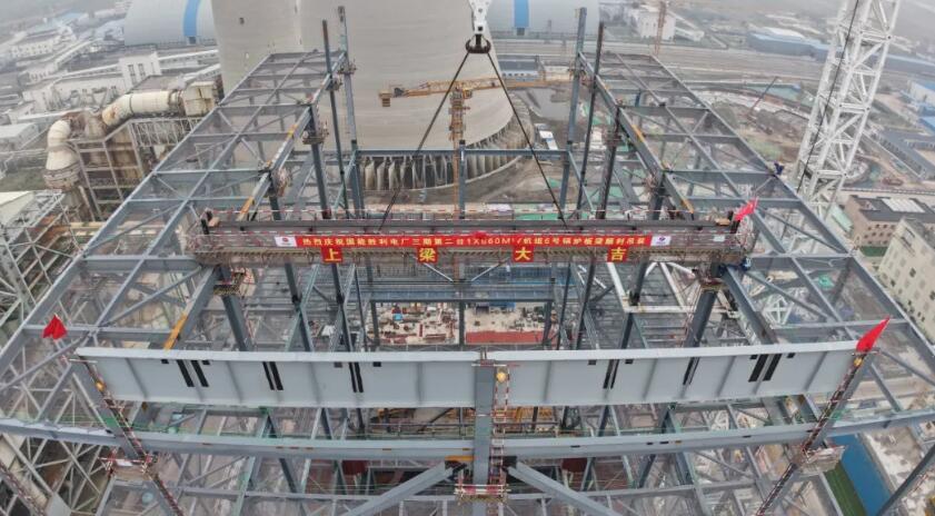 中电建核电公司承建的国能胜利电厂三期热电联产项目大板梁吊装工作顺利完成