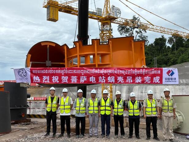 柬埔寨菩萨水电站发电机组座环与蜗壳顺利吊装完成