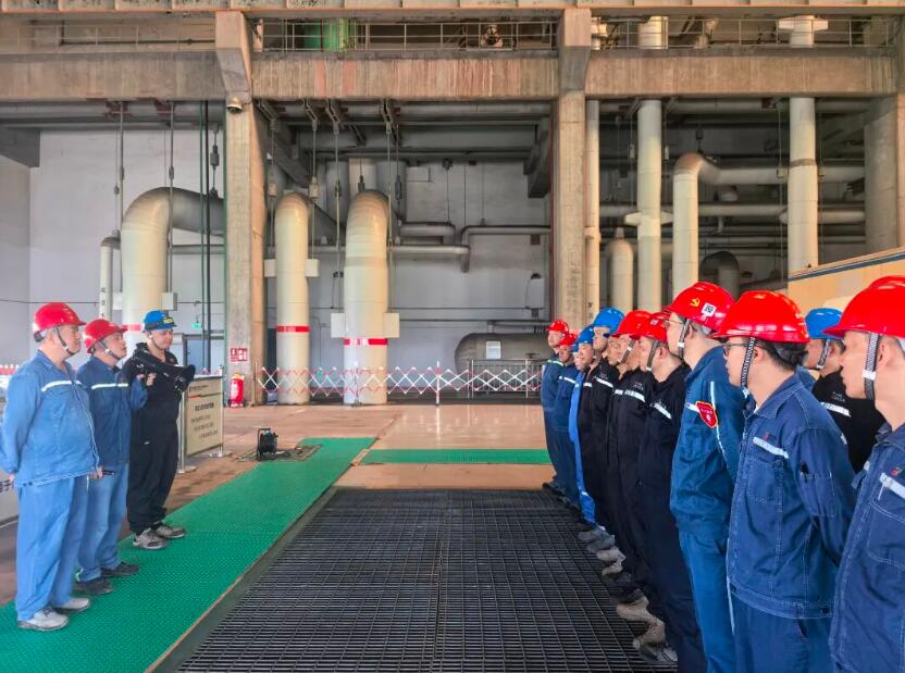 国家电投贵溪分公司顺利完成贵电#6机组C修发电机转子抽吊工作