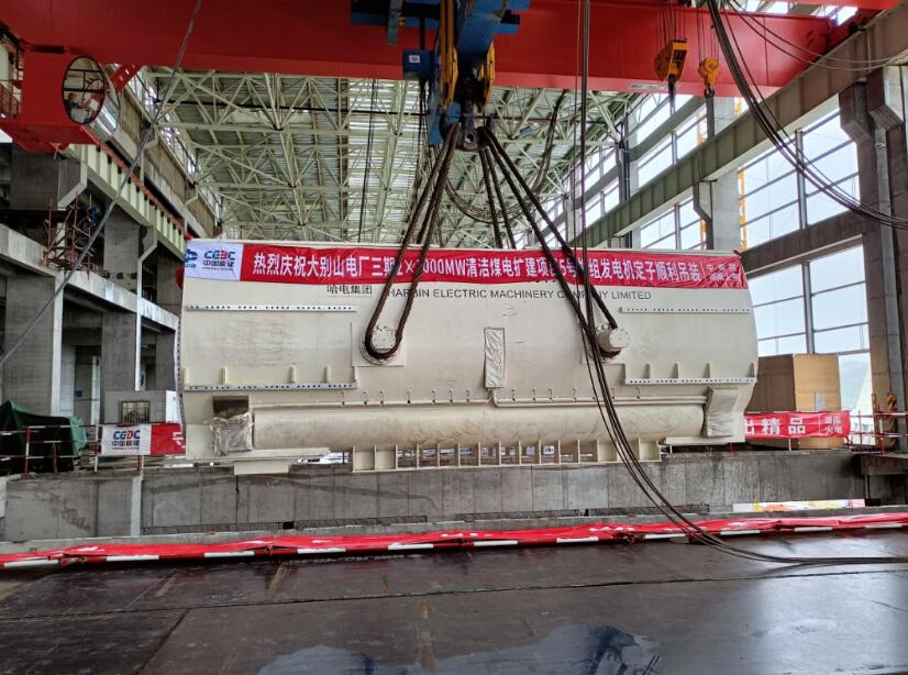 大别山电厂三期项目汽轮发电机定子吊装就位