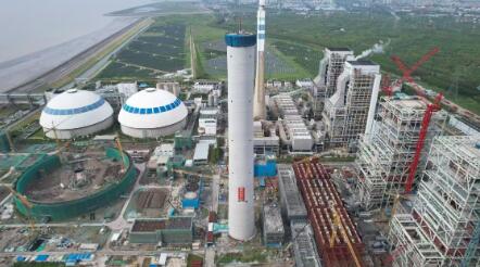中国能建建筑集团承建的漕泾综合能源中心二期项目烟囱筒壁到顶