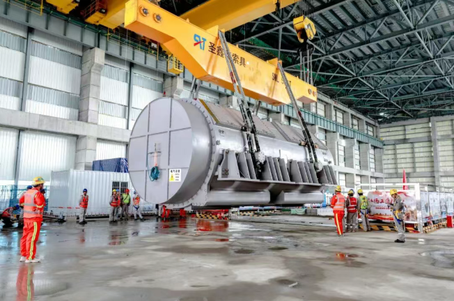 广东廉江核电1号机组常规岛定子吊装就位