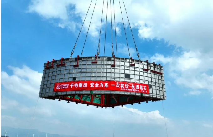 “华龙一号”漳州核电3号机组反应堆厂房非能动堆腔注水箱模块三吊装就位