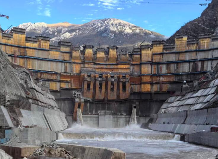 我国在建海拔最高双曲拱坝电站下闸蓄水